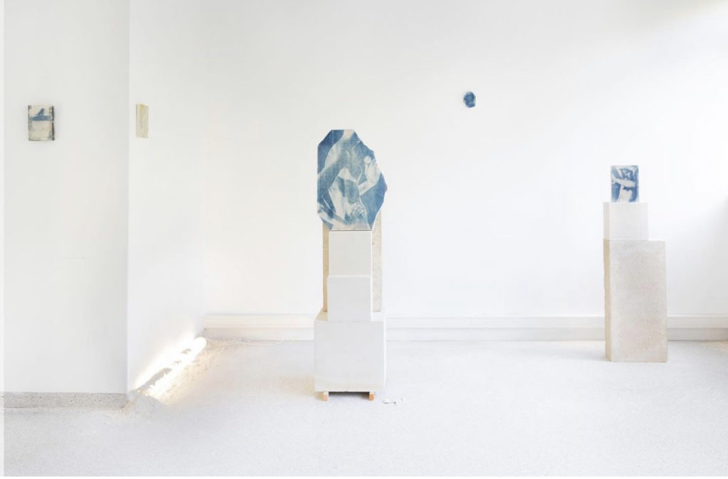Cyanotype sur marbre par Alexandre Onimus, Lauréat de la résidence Bourse Matière 2023, au Fonds de dotation Verrecchia - Homme soleil, cyanotype sur marbre, 62 cm x 44 cm x 2 cm 