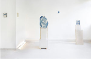 Cyanotype sur marbre par Alexandre Onimus, Lauréat de la résidence Bourse Matière 2023, au Fonds de dotation Verrecchia - Homme soleil, cyanotype sur marbre, 62 cm x 44 cm x 2 cm